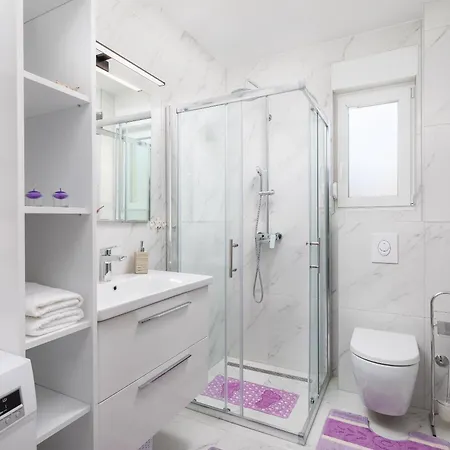 Lucas - Luxury With Parking Apartment