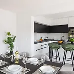 Lucas - Luxury With Parking Apartman
