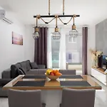 Lucas - Luxury With Parking Apartman *